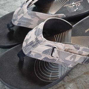 Cloudsteppers by Clarks Gray Camo Thong Sandals